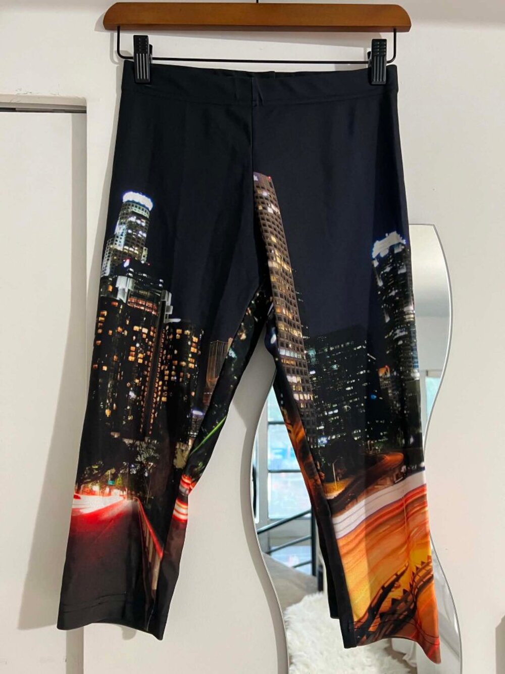 Cityscape printed capri leggings, size S